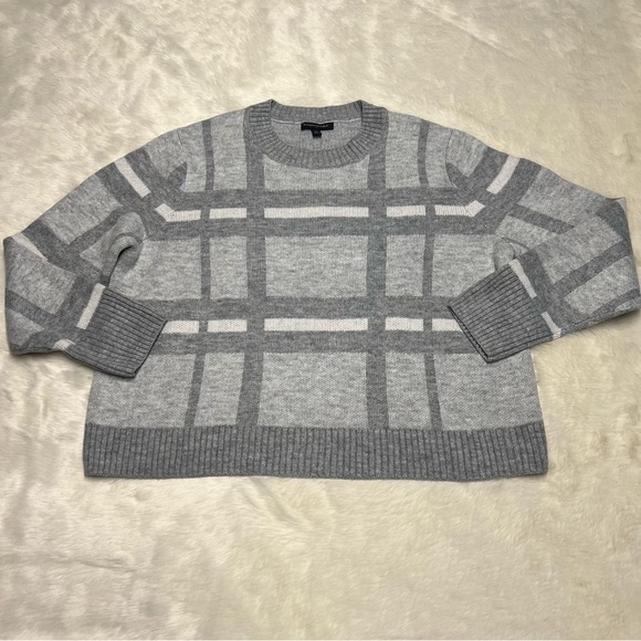 Banana Republic cozy plaid crew neck sweater in gray and white - Picture 2 of 4